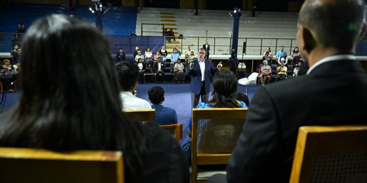 El presidente Bernardo Arévalo dijo en el Diálogo en Cobán que el combate a la corrupción es fundamental para combatir la pobreza.