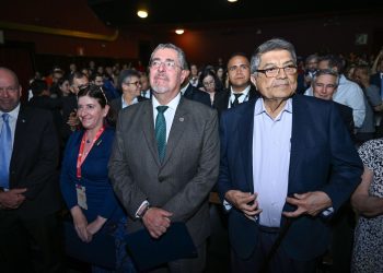 El presidente Bernardo Arévalo, junto a la ministra de Cultura, Liwy Grazioso, y el escritor nicaragüense Sergio Ramírez, durante la apertura del festival Centroamérica Cuenta.