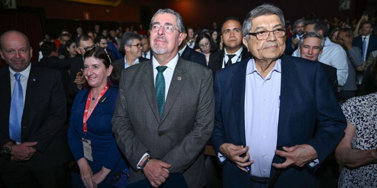 El presidente Bernardo Arévalo, junto a la ministra de Cultura, Liwy Grazioso, y el escritor nicaragüense Sergio Ramírez, durante la apertura del festival Centroamérica Cuenta.
