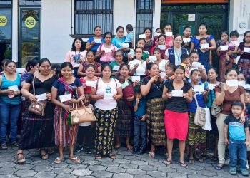 Decenas de mujeres muestran su satisfacción luego de que recibieron el Bono Social.