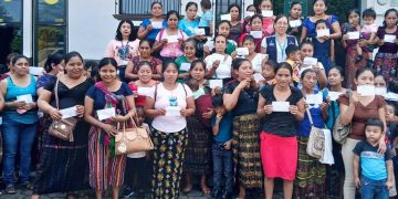 Decenas de mujeres muestran su satisfacción luego de que recibieron el Bono Social.