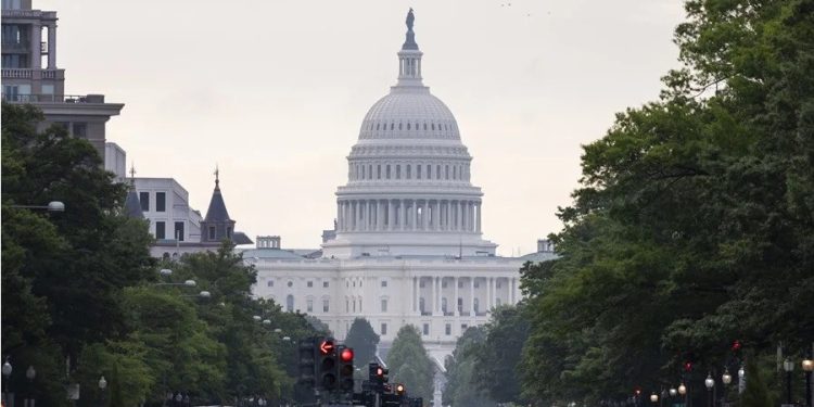 Republicanos en el Congreso de EE. UU. desbloquean plan de Trump que incluye un impuesto de 5 % a las remesas.