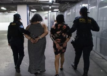 Las dos mujeres capturadas intentaron ingresar al COF con 30 mil y 20 mil quetzales en efectdivo.
