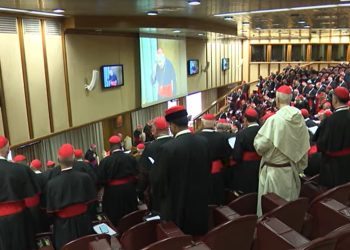 Los cardenales se preparan para ingresar mañana a la Capilla Sixtina para elegir al sucesor de Francisco.