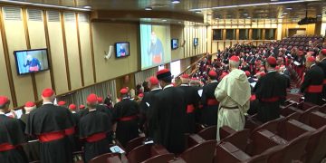 Los cardenales se preparan para ingresar mañana a la Capilla Sixtina para elegir al sucesor de Francisco.