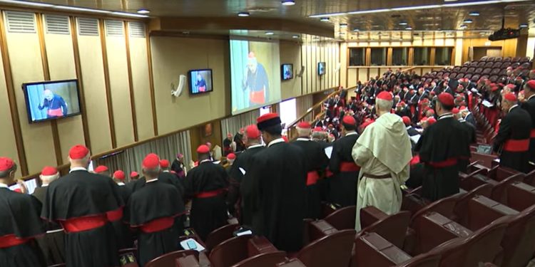 Los cardenales se preparan para ingresar mañana a la Capilla Sixtina para elegir al sucesor de Francisco.