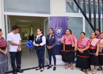 Personal salubrista, durante la inauguración del Centro de Salud de Panajachel.