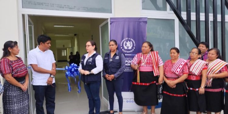 Personal salubrista, durante la inauguración del Centro de Salud de Panajachel.