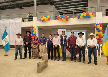 Autoridades de Salud y locales, durante la puesta en marcha de la revitalización de edificio donde funcionará el centro de salud de Zaragoza, Chimaltenango.