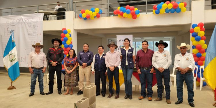 Autoridades de Salud y locales, durante la puesta en marcha de la revitalización de edificio donde funcionará el centro de salud de Zaragoza, Chimaltenango.