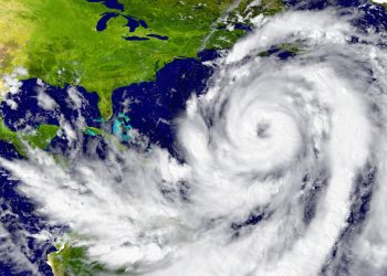 Aurora, el modelo de IA de Microsoft, predice la trayectoria de ciclones en menos tiepo y mayor precisión.