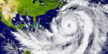 Aurora, el modelo de IA de Microsoft, predice la trayectoria de ciclones en menos tiepo y mayor precisión.