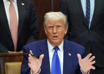 El segundo día de su mandato, el presidente Trump firmó la orden ejecutiva que elimina la ciudadanía por nacimiento para hijos de residentes temporales o visitantes.