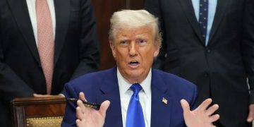 El segundo día de su mandato, el presidente Trump firmó la orden ejecutiva que elimina la ciudadanía por nacimiento para hijos de residentes temporales o visitantes.