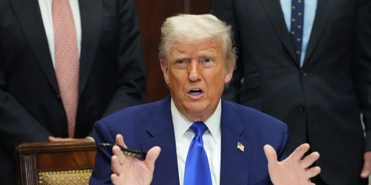 El segundo día de su mandato, el presidente Trump firmó la orden ejecutiva que elimina la ciudadanía por nacimiento para hijos de residentes temporales o visitantes.