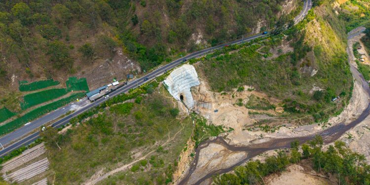 Los trabajos de Covial para la protección de taludes previenen el colapso de tramo del bulevar sur de Ciudad San Cristóbal.