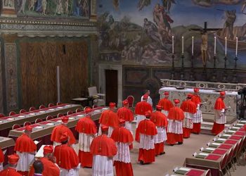 Los cardenales ingresan en procesión a la Capilla Sixtina, donde elegirán al sucesor de Francisco.