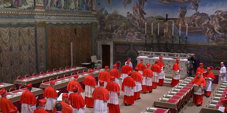 Los cardenales ingresan en procesión a la Capilla Sixtina, donde elegirán al sucesor de Francisco.