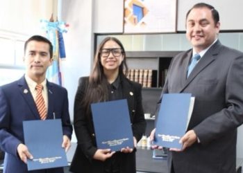 Funcionarios del Registro Mercantil y del Segundo Registro de la Propiedad, luego de la firma del convenio. /Foto: Mineco