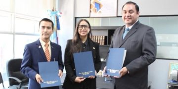 Funcionarios del Registro Mercantil y del Segundo Registro de la Propiedad, luego de la firma del convenio. /Foto: Mineco