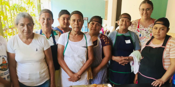 El programa brinda formación técnica, insumos iniciales y seguimiento para garantizar que las beneficiarias puedan emprender. / Foto: Mides.