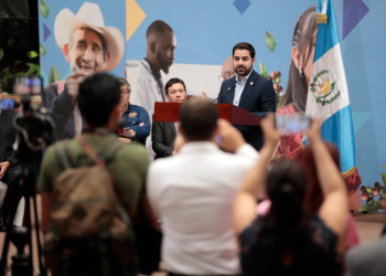 Durante el espacio en La Ronda de la semana, el secretario de Comunicación Social de la Presidencia, Santiago Palomo, emitió un mensaje a los periodistas. / Foto: Alex Jacinto