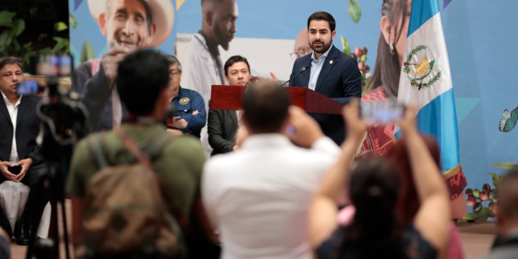Durante el espacio en La Ronda de la semana, el secretario de Comunicación Social de la Presidencia, Santiago Palomo, emitió un mensaje a los periodistas. / Foto: Alex Jacinto