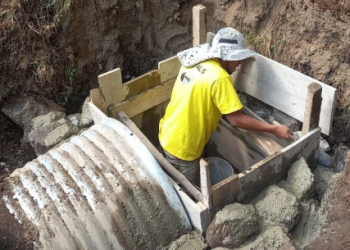 CIV ejecuta trabajos de mantenimiento de la red de drenajes en Sololá./Foto: CIV.
