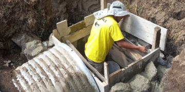 CIV ejecuta trabajos de mantenimiento de la red de drenajes en Sololá./Foto: CIV.