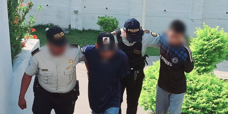 Los detenidos fueron identificados como Fredy “N” y Lester “N”, de 24. / Foto: PNC