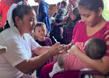 Personal de salud desplegó una jornada integral enfocada en la niñez. (Foto: MSPAS)