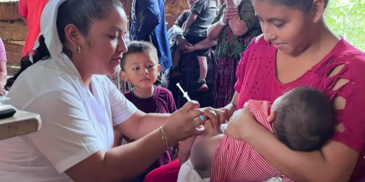 Personal de salud desplegó una jornada integral enfocada en la niñez. (Foto: MSPAS)