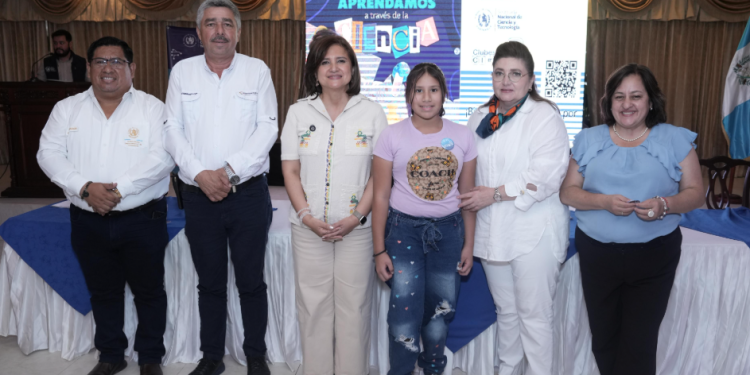 La vicepresidenta participó en la inauguración del Club de Ciencias en Esquipulas. (Foto: vicepresidencia)