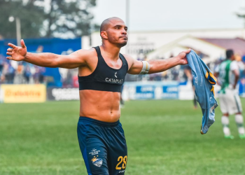 Janderson Pereira acerca a Cobán a la final del Clausura 2025