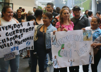 Ovación en La Aurora: Guatemala recibe a la selección de futbol playa como héroes