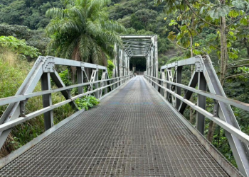 Puente Chixoy presenta desperfectos en la plancha metálica./Foto: CIV.