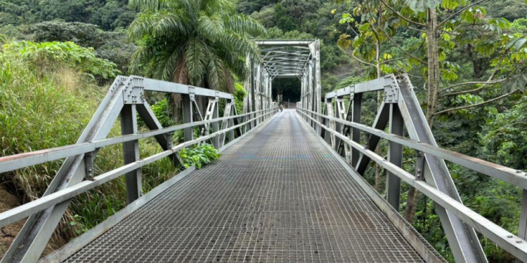 Puente Chixoy presenta desperfectos en la plancha metálica./Foto: CIV.