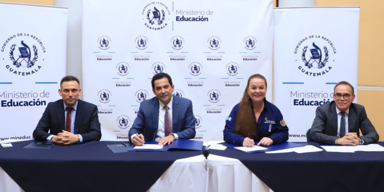 Mineduc e Intecap firmaron convenio de fortalecimiento. (Foto: Mineduc)