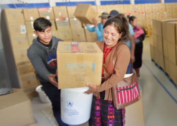 El Mides entregó estufas ahorradoras de leña y purificadores de agua. (Foto: Mides)