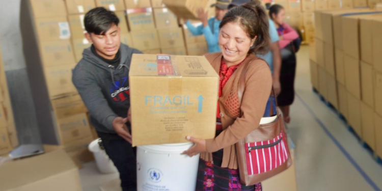 El Mides entregó estufas ahorradoras de leña y purificadores de agua. (Foto: Mides)
