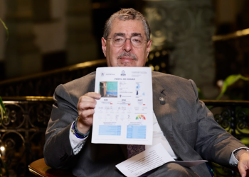 Presidente Bernardo Arévalo en el diálogo con el público sobre Mano a Mano. / Foto: Daniel Ordóñez.