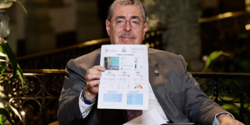 Presidente Bernardo Arévalo en el diálogo con el público sobre Mano a Mano. / Foto: Daniel Ordóñez.