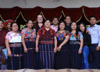 Mineduc entregó 100 equipos de cómputo en comunidades de Sololá. (Foto: Mineduc)