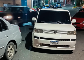 La PNC consignó 9 taxis piratas y perfiló a los conductores. (Foto: PNC)