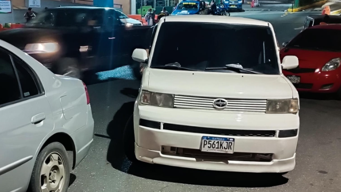 La PNC consignó 9 taxis piratas y perfiló a los conductores. (Foto: PNC)