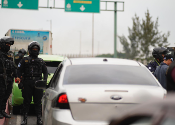 La PNC y PMT desarrollan operativos contra taxis piratas. (Foto: Mingob)