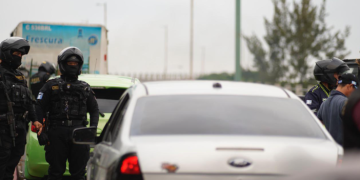 La PNC y PMT desarrollan operativos contra taxis piratas. (Foto: Mingob)