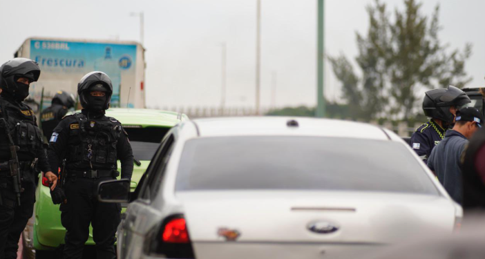 La PNC y PMT desarrollan operativos contra taxis piratas. (Foto: Mingob)