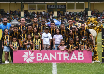 Aurora acaricia la Liga Nacional tras eliminar a la Universidad