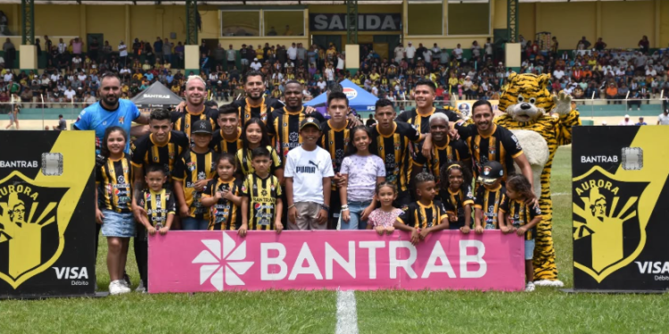 Aurora acaricia la Liga Nacional tras eliminar a la Universidad